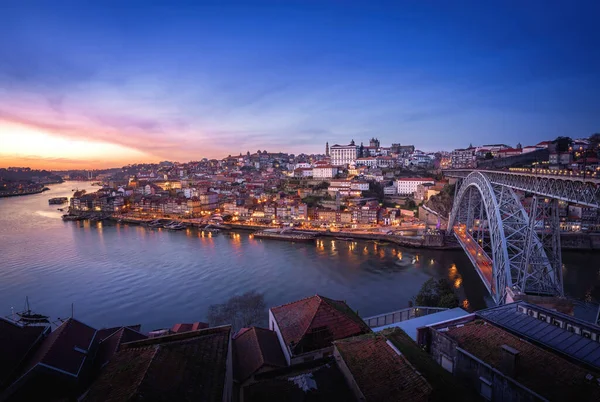 Oświetlona Panorama Porto Rzeką Douro Mostem Dom Luis Zachodzie Słońca — Zdjęcie stockowe