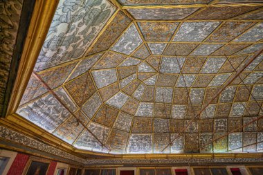 Coimbra, Portekiz - 11 Şubat 2020: Coimbra Üniversitesi 'nin Büyük Oyunculuk Salonu' nun tavan panelleri, eski Kraliyet Sarayı - Coimbra, Portekiz