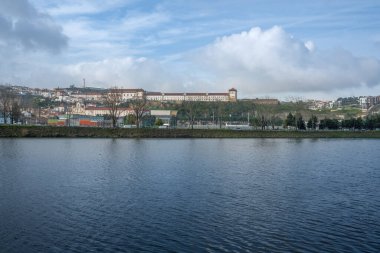 Coimbra Skyline ile Santa Clara-a-Nova Manastırı, Sao Francisco Manastırı ve Mondego Nehri - Coimbra, Portekiz