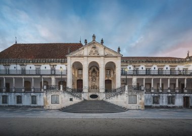Coimbra Üniversitesi Eski Kraliyet Sarayı Cephesi (Via Latina) - Coimbra, Portekiz