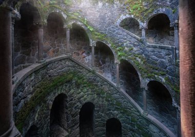 Sintra, Portekiz - 21 Şubat 2020 Quinta da Regaleira 'da Bitmemiş Kuyunun İçi - Sintra, Portekiz
