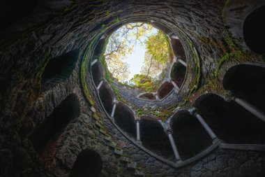 Sintra, Portekiz - 21 Şubat 2020: Quinta da Regaleira 'da Kabul Kuyusu - Sintra, Portekiz