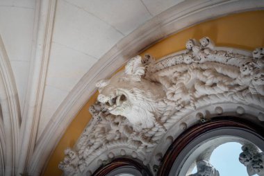 Sintra, Portekiz - 21 Şubat 2020: Quinta da Regaleira Sarayı 'nın Av Odasında (ya da Yemek Odasında) Yaban domuzu Kafası - Sintra, Portekiz