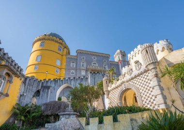 Sintra, Portekiz - 21 Şubat 2020: Pena Sarayı ve Anıt Kapı - Sintra, Portekiz