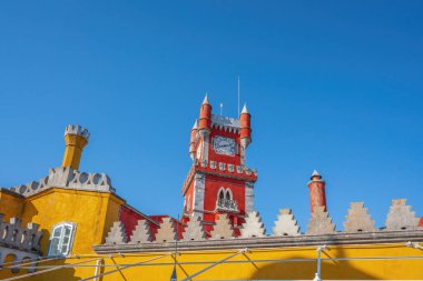 Sintra, Portekiz - 21 Şubat 2020: Pena Sarayı Saat Kulesi - Sintra, Portekiz