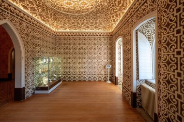 Sintra, Portekiz - 21 Şubat 2020: Pena Palace Park 'ta Edla Kontesinin Yemek Odası - Sintra, Portekiz