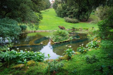 Sintra, Portekiz - 26 Şubat 2020: Parktaki Süs Gölü ve Monserrate Sarayı - Sintra, Portekiz