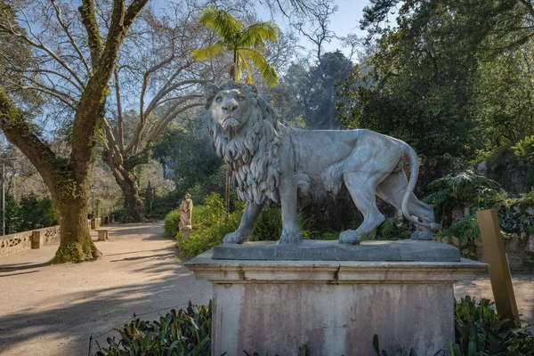 Sintra, Portekiz - 21 Şubat 2020: Quinta da Regaleira Bahçeleri 'ndeki Aslan Heykeli - Sintra, Portekiz