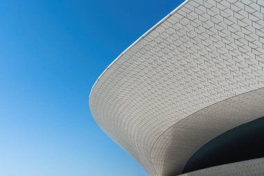 Lizbon, Portekiz - 24 Şubat 2020: Sanat, Mimarlık ve Teknoloji Müzesi (MAAT) - Lizbon, Portekiz