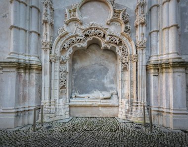 Lizbon, Portekiz - 26 Şubat 2020: Manueline tarzı Piskopos Dom Francisco de Faria Tomb Carmo Manastırı 'nda (Convento do Carmo)