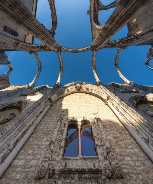 Lizbon, Portekiz - 26 Şubat 2020: Carmo Manastırı 'ndaki Carmo Kilisesi' nin ana güvertesinin yıkılmış kemerleri