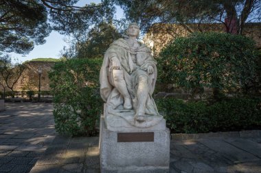 Lizbon, Portekiz - 19 Şubat 2020: Saint George Kalesi 'nde Kral I. Dom Manuel Heykeli (Castelo de Sao Jorge) - Lizbon, Portekiz