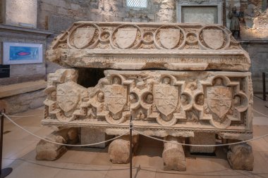 Lizbon, Portekiz - 26 Şubat 2020: Carmo Manastırı 'nda Kral I. Dom Fernando' nun Mezarı