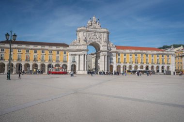 Lizbon, Portekiz - 14 Şubat 2020: Praca do Comercio Plaza ve Rua Augusta Arch - Lizbon, Portekiz