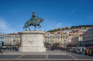 Lizbon, Portekiz - 14 Şubat 2020: Kral I. Dom Joao Heykeli ve Aziz George Şatosu (Castelo de Sao Jorge) ile Praca da Figueira Meydanı - Lizbon, Portekiz
