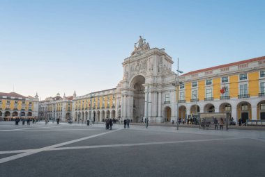 Lizbon, Portekiz - 18 Şubat 2020: Praca do Comercio Plaza ve Rua Augusta Arch - Lizbon, Portekiz