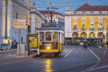 Lizbon, Portekiz - 19 Şubat 2020: Praca do Comercio Plaza 'da Sarı Tramvay