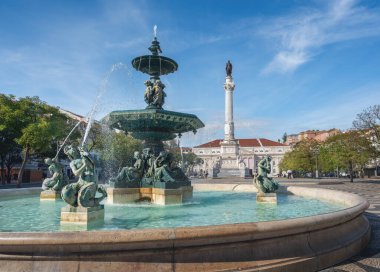 Rossio Meydanı 'ndaki Çeşme ve Dom Pedro IV Anıtı - Lizbon, Portekiz