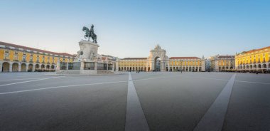 Praca do Comercio Plaza 'nın panoramik manzarası Kral I. Dom Jose Heykeli ve Rua Augusta Kemeri - Lizbon, Portekiz