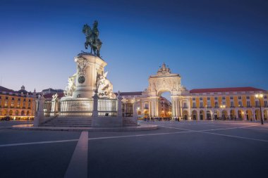 Praca do Comercio Plaza ile Kral I. Dom Jose Heykeli ve Rua Augusta Kemeri - Lizbon, Portekiz