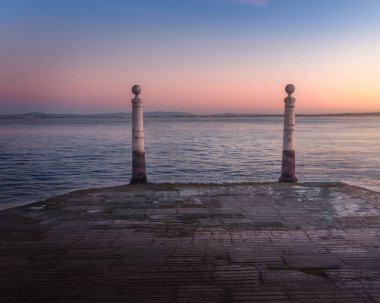 Günbatımında Cais das Colunas (Sütun İskelesi) ve Tagus Nehri - Lizbon, Portekiz
