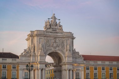 Rua Augusta Kemeri Praca do Comercio Plaza 'da gün batımında Lizbon, Portekiz