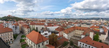Brno 'nun panoramik hava manzarası Spilberk Kalesi ve Old Town Hall - Brno, Çek Cumhuriyeti