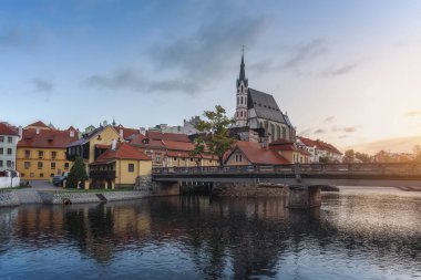 Cesky Krumlov, gün batımında Saint Vitus Kilisesi ve Vltava Nehri ile gökyüzünde Cesky Krumlov, Çek Cumhuriyeti