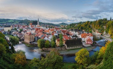 Cesky Krumlov ile Saint Vitus Kilisesi ve Vltava Nehri 'nin panoramik hava manzarası - Cesky Krumlov, Çek Cumhuriyeti