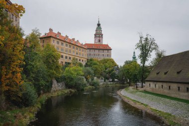 Vltava Nehri ve Cesky Krumlov Kalesi Naneli İnşaat, Kule ve Küçük Kale - Cesky Krumlov, Çek Cumhuriyeti
