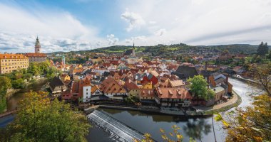 Cesky Krumlov ile Saint Vitus Kilisesi ve Vltava Nehri 'nin panoramik hava görüntüsü - Cesky Krumlov, Çek Cumhuriyeti