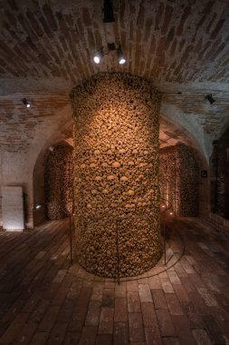 Brno, Çek Cumhuriyeti - 6 Ekim 2019: Brno Ossuary St. James Kilisesi altında - Brno, Çek Cumhuriyeti