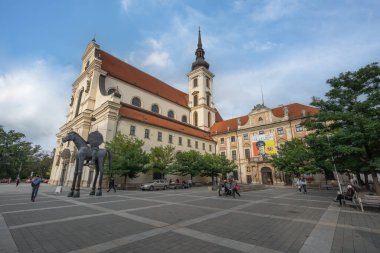 Brno, Çek Cumhuriyeti - 6 Ekim 2019: Saint Thomas Kilisesi, Moravya Galerisi ve Cesaret Heykeli - Brno, Çek Cumhuriyeti