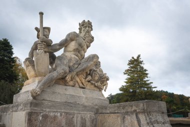 Cesky Krumlov, Çek Cumhuriyeti - 3 Ekim 2019: Cesky Krumlov Şato Bahçesinde Cascade Fountain 'in Neptün Heykeli - Cesky Krumlov, Çek Cumhuriyeti