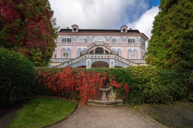 Cesky Krumlov, Çek Cumhuriyeti - 3 Ekim 2019: Cesky Krumlov Şato Bahçesinde Yazlık Ev Bellarie - Cesky Krumlov, Çek Cumhuriyeti