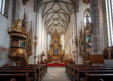 Cesky Krumlov, Çek Cumhuriyeti - 4 Ekim 2019: Saint Vitus İç İşleri Kilisesi - Cesky Krumlov, Çek Cumhuriyeti