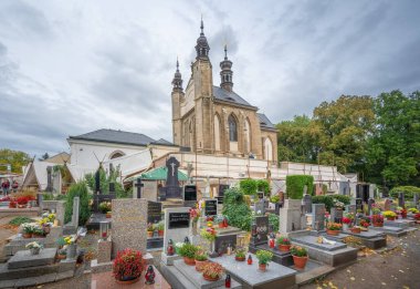 Kutna Hora, Çek Cumhuriyeti - 27 Sep 2019: All Saints ve Sedlec Ossuary Kilisesi - Kutna Hora, Çek Cumhuriyeti