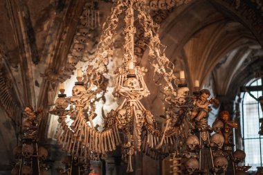 Kutna Hora, Çek Cumhuriyeti - Sedlec Ossuary Interior 'da Kemik Avizesi - Kutna Hora, Çek Cumhuriyeti