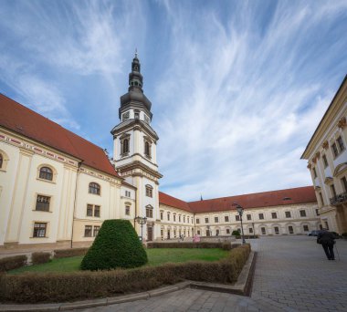Olomouc, Çek Cumhuriyeti - 7 Ekim 2019: Hradisko Manastırı Avlusu - Olomouc, Çek Cumhuriyeti