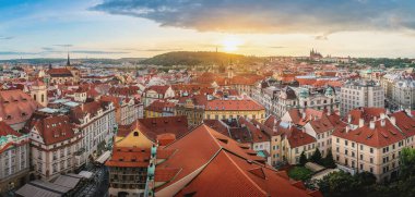 Günbatımında Prag Şatosu ve Petrin Tepesi ile Prag, Çek Cumhuriyeti 'nin panoramik hava görüntüsü