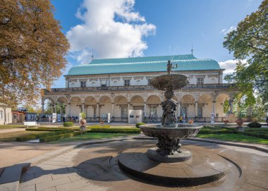 Prag, Çek Cumhuriyeti - 30 Sep 2019: Prag Kalesi Kraliyet Bahçesi 'nde Çeşme ve Kraliçe Annes Yaz Sarayı - Prag, Çek Cumhuriyeti