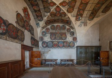 Prag, Çek Cumhuriyeti - 30 Eylül 2019: Prag Şatosu 'ndaki Eski Kraliyet Sarayı' nda Armalı Kara Rolls