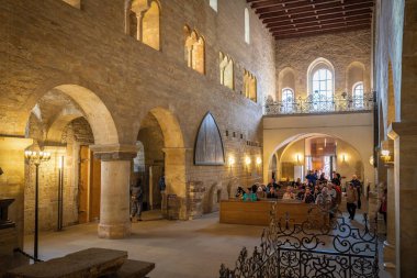 Prag, Çek Cumhuriyeti - 30 Eylül 2019: Prag Kalesinde Aziz George Bazilikası İçişleri - Prag, Çek Cumhuriyeti