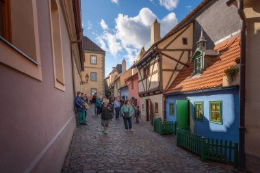 Prag, Çek Cumhuriyeti - 30 Eylül 2019: Prag Şatosu 'nda Altın Yol - Prag, Çek Cumhuriyeti