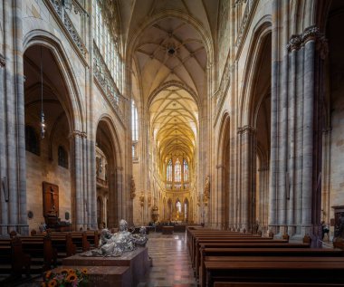 Prag, Çek Cumhuriyeti - 30 Eylül 2019: Prag Şatosu 'nda St Vitus Katedrali İçişleri - Prag, Çek Cumhuriyeti