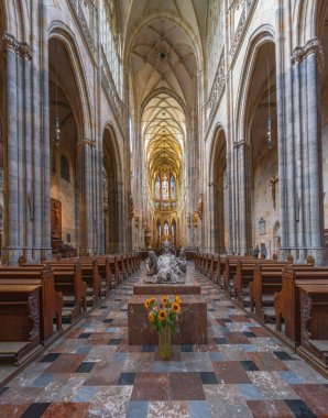 Prag, Çek Cumhuriyeti - 30 Eylül 2019: Prag Şatosu 'nda St. Vitus Katedrali İçişleri - Prag, Çek Cumhuriyeti