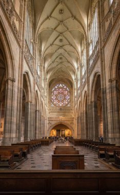 Prag, Çek Cumhuriyeti - 30 Eylül 2019: Prag Şatosu 'nda Rose Window ile St. Vitus Katedrali İçişleri