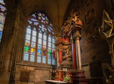 Prag, Çek Cumhuriyeti - 30 Eylül 2019: Prag Şatosu 'ndaki St. Vitus Katedrali' nde Aziz Sigismund Şapeli