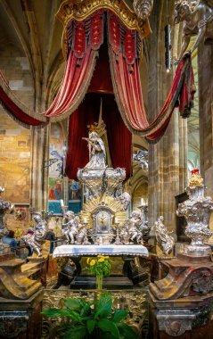Prag, Çek Cumhuriyeti - 30 Sep 2019: Prag Şatosu 'ndaki St. Vitus Katedrali' nde Aziz John 'un Mezarı - Prag, Çek Cumhuriyeti