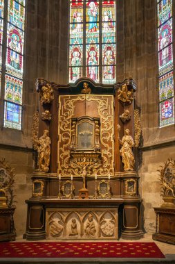 Prag, Çek Cumhuriyeti - 30 Eylül 2019: Prag Şatosu 'ndaki St. Vitus Katedrali İçişleri Kilisesi